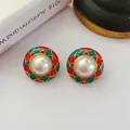 Detailansicht von Vintage-Emaille-Ohrsteckern mit Perlen und rot-grünen Mustern - Rund Bunt (925 Silber Stift)