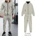 Conjunto gris de sudadera con capucha y pantalón para hombre en modelo y plano. - Gris claro