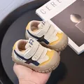 Zapatos de marcha beige para bebé con puntera reforzada y dobles cierres de velcro - Talla 16 (Longitud Interior 11,5 cm) / Zapatos Primeros Pasos (ZY-3432) / Caqui (YB60)