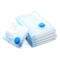 Pila de bolsas de almacenamiento al vacío transparentes con válvulas azules para ahorrar espacio. - Bomba Manual / Transparente