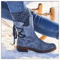 Blaue Winterstiefel für Damen mit Strickbund und Schnürung im Schnee abgebildet - 35 / Blau