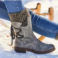 Stivali da neve grigi da donna con polsini in maglia e lacci all'aperto sulla neve - Grigio