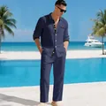 Gedetailleerd shot van een marineblauw linnen set voor heren met overhemd en lange broek - S / Boven- En Onderstuk / Marineblauw