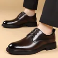 Elegantes zapatos Derby de cuero marrón oscuro para hombre con acabado pulido y suela. - 38 / Marrón