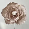 Close-up detail van grote kunstmatige fluwelen pioem bloem, met delicate textuur en bloemblaadjes. - Champagne