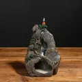Zen backflow wierookbrander van hars met bergwaterval ontwerp op een houten tafel - Waterval Observeren Stijl