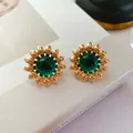Détail des boucles d'oreilles vintage tournesol avec cabochons de couleur verte. - Tournesol Vert
