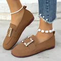 Detailaufnahme brauner Wildleder-Loafer mit eckiger Zehenpartie und Strassschnalle. - 36 / Dunkelbraun