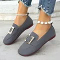Detailansicht grauer flacher Slipper mit eckiger Zehenpartie und Strass-Schnalle - 36 / Grau