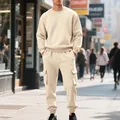 Heren set met crème fleece sweatshirt en cargobroek voor casual straatstijl - S / Boven- En Onderstuk / Abrikoos