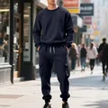 Detailweergave van donkerblauwe zware fleece sweatshirt en cargo joggingbroek set voor heren - S / Boven- En Onderstuk / Marineblauw