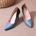 Eleganti tacchi a spillo da donna con sfumatura nero e blu in pelle verniciata a punta - 36 / Sfumatura blu