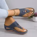 Blaue Damen Keilabsatz-Zehentrenner mit elegantem Laser-Cut-Muster und Plateausohle - 36 / Blau