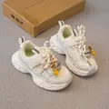 Zapatillas gruesas de malla blanca para niños con dijes de cuentas decorativas y suela alta - Talla 26 (Interior 15cm) / Blanco