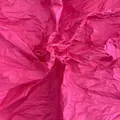 Detailopname van felroze verkreukeld crêpepapier textuur voor DIY knutselprojecten - Rozerood