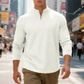 Dettaglio ravvicinato felpa uomo bianca in maglia waffle con mezza zip in un contesto urbano - Taglia S / Top / Bianco