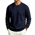 Dettaglio di una felpa girocollo blu scuro da uomo in pile pesante e vestibilità comoda. - Blu navy