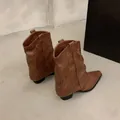 Vintage brown leather western cowboy boots with rivet studs and pointed toe for women - 35 / Brown (Short Tube)