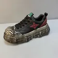 Baskets compensées tendance en cuir noir avec semelles ondulées et accents d'étoiles rouges - 38 / Noir