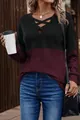 Detalle de camiseta informal con cuello en V, tirantes cruzados y diseño en bloques de color - S / Tops / Burdeos