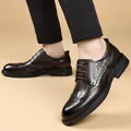 Elegantes zapatos brogue de cuero marrón con grabado de cocodrilo para caballero - 38 / Marrón (2175-55)