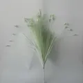 Detailopname van lichtgroen kunstmatig vlindergras voor bloemstukken op bruiloften - Bladgroen