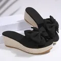 Élégantes mules à talons compensés noirs avec grand nœud et semelle plateforme tressée - 36 / Noir