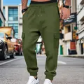 Dettaglio della trama in maglia waffle verde oliva e della tasca cargo sui pantaloni jogger. - Taglia S / Pantaloni e gonne / Verde militare