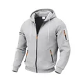 Gedetailleerd overzicht van een grijze zware fleece hoodie met tactische oranje ritsen. - Lichtgrijs