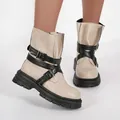 Detailansicht der beigen klobigen Martin-Stiefel mit schwarzen Schnallenriemen - 36 / Gebrochenes Weiß