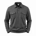 Detalle de sudadera tipo polo de manga larga para hombre con bolsillos frontales. - Gris oscuro