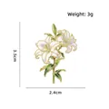 Elegante broche de esmalte de flor de lirio blanco para trajes y bolsos, 3,5 cm - Estilo Lirio (CZ3874)