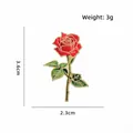 Broche de rosa roja esmaltada con borde dorado, 3,6 cm de alto, accesorio floral para trajes - Estilo Rosa Roja (CZ3879)
