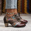 Nahaufnahme von ethnischen Blumen-Patchwork-Schuhen mit Blockabsatz und Schnürung - 36 / Burgunderrot