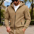 Dettaglio felpa con cappuccio e zip kaki da uomo con tasca sul braccio e accenti arancioni - Taglia M / Top / Cammello
