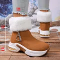 Dettaglio degli stivali da neve marroni con plateau, altezza tacco 6 cm e bordo in pelliccia. - 36 / Marrone scuro