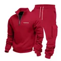 Gedetailleerd beeld van rood heren fleece trainingspak met halve rits top. - S / Boven- En Onderstuk / Rood