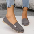 Close-up van stijlvolle grijze denim loafers met metalen detail voor dames op tapijt - 35 / Grijs