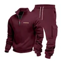 Close-up van heren bordeauxrood fleece trainingspak met kwartrits en bijpassende cargo broek. - S / Boven- En Onderstuk / Bordeauxrood