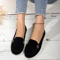 Elegante zwarte suède damesloafers met stikseldetails en metalen gesp instapper - 35 / Zwart