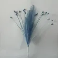 Dettaglio di erba di canna artificiale blu con delicati accenti di foglie a farfalla - Blu Notte
