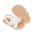 Detailansicht der weißen Stoffblumen und Perlenakzente auf den Baby-Prinzessin-Sandalen - 11cm / Weiß