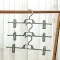 Platzsparende stapelbare Hosenbügel aus Kunststoff mit verstellbaren Clips in Grau. - Europäisches Blau