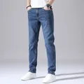 Klassische blaue Straight-Leg-Jeans für Herren mit bequemer Stretch-Passform für jeden Tag - 28 / Unterteile / Dunkelblau