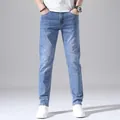 Klassische hellblaue Herrenjeans mit geradem Bein aus hochwertigem Stretch-Denim-Stoff - 28 / Unterteile / Blau