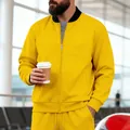 Primer plano de una chaqueta deportiva amarilla para hombre con cremallera negra - Amarillo