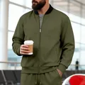 Detalle de la chaqueta deportiva para hombre verde oliva con cuello alto y pantalón - Verde Militar