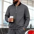 Detalle de chaqueta gris informal para hombre con cuello alto negro en el aeropuerto - Gris oscuro