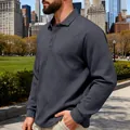 Vue détaillée d'un polo gris à manches longues avec texture de tissu jacquard en losange - Gris Fer