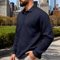 Close-up van donkerblauwe polo met lange mouwen en een zware diagonale jacquard-gebreide stof. - XS / Top (DS-23) / Marineblauw